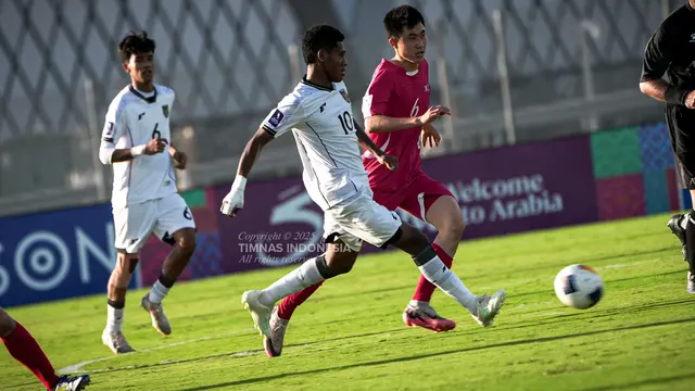 Indonesian U-17 National Team player, Fadly Alberto (left) passes the ball shadowed by North Korean player, An Jin Sok in the quarter-final match of the 2025 U-17 Asian Cup at the King Abdullah Sports City Hall Stadium, Jeddah, Monday (14/4/2025) evening WIB. (PSSI)